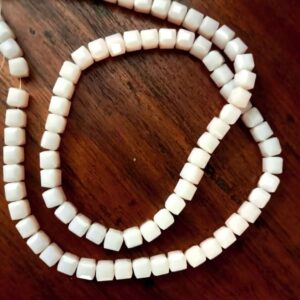 SQUAREBEAD0002- 1 STRND CREAM 5 MM OPAQUE SQUARE BEADS